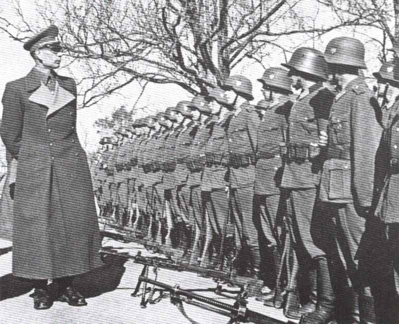 General Wasslow inspects troops of the ROA.