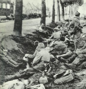  Rest of German infantry in a ditch in front of Paris