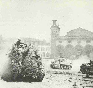 M4 Sherman tanks of the British 8th Army in August in Italy on the rise to the north.