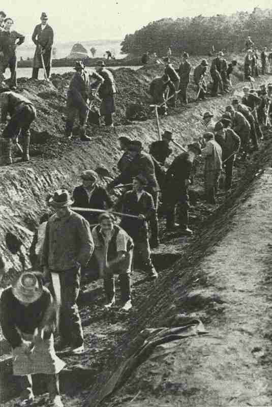 Digging of anti-tank ditches on the German borders