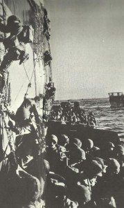 US soldiers climb into their landing crafts in Lingayen Gulf