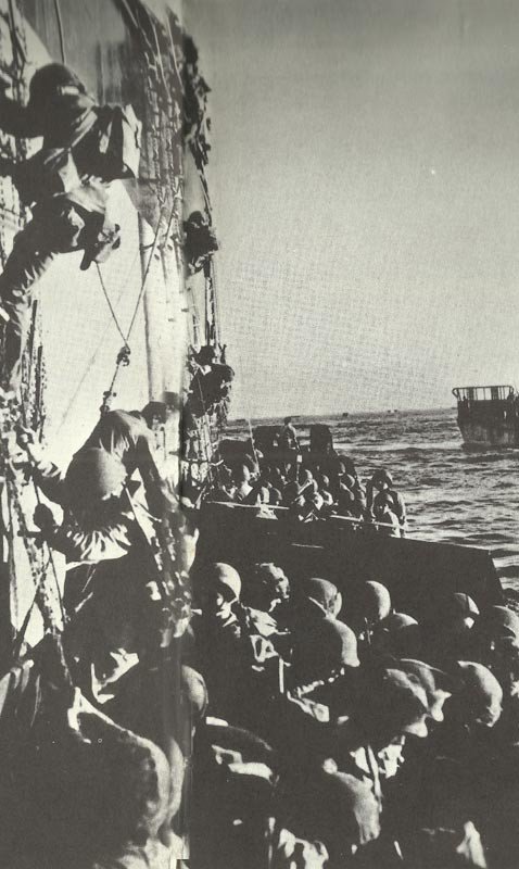 US soldiers climb into their landing crafts in Lingayen Gulf