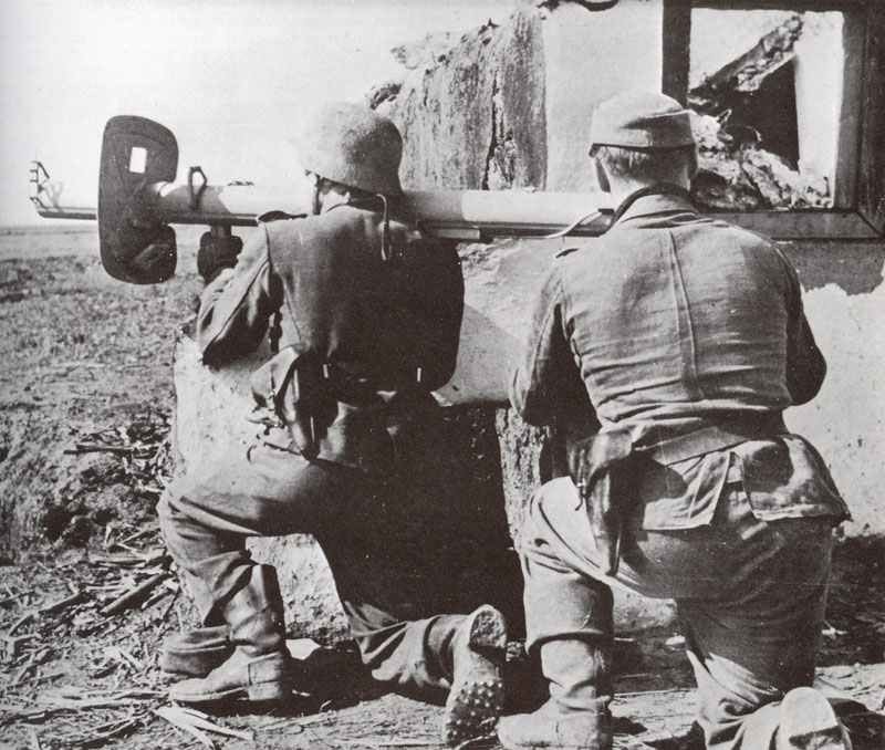 Soldiers of the Grossdeutschland division with their Panzerschreck 