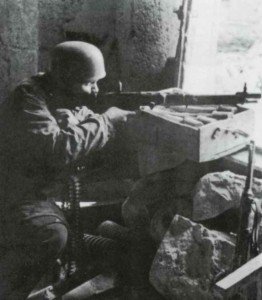 German paratrooper armed with the early 'E-Type' FG42 assault rifle