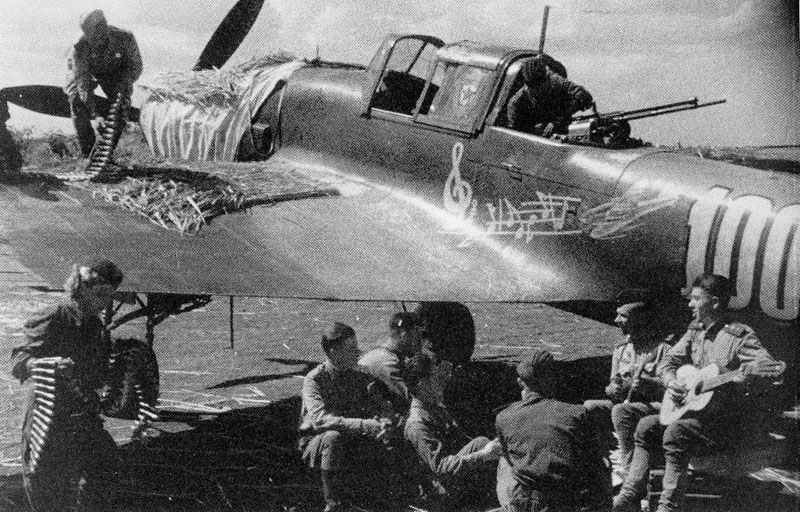 Preparing an Il-2M3 Stormovik on a landing ground