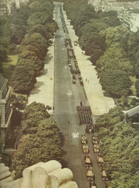 View on the Avenue Foch when the Germans enter Paris.