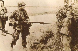 US paratrooper captures a German soldier