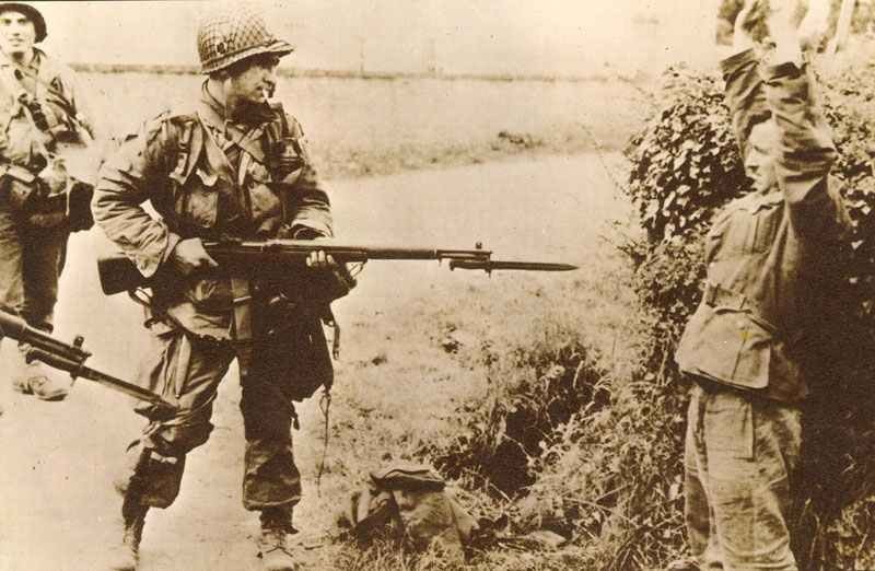  US paratrooper captures a German soldier