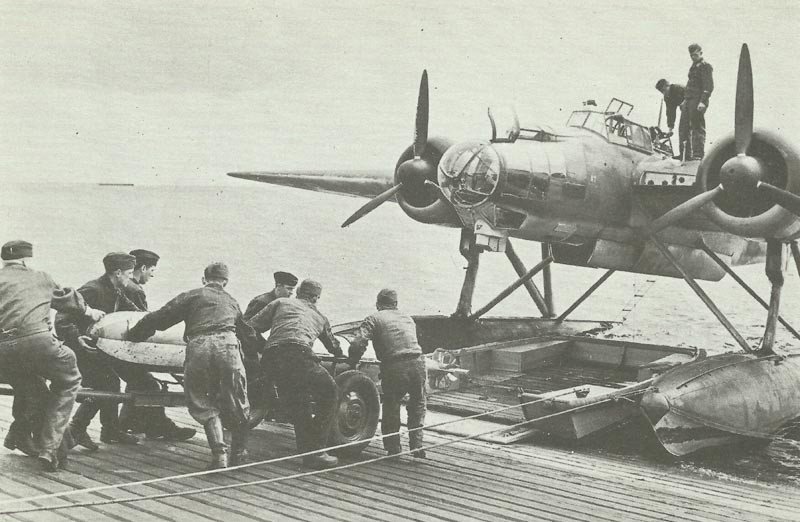 He 115 loading torpedo