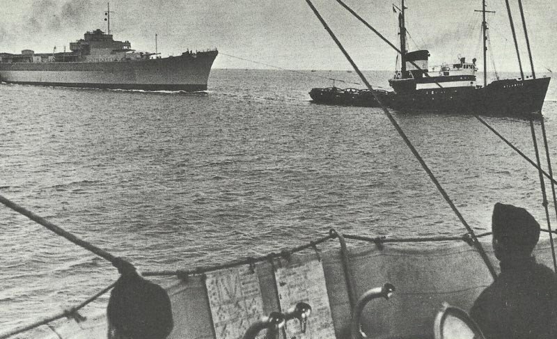 Lützow is towed to Leningrad