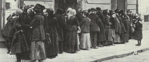 housewives queue for food