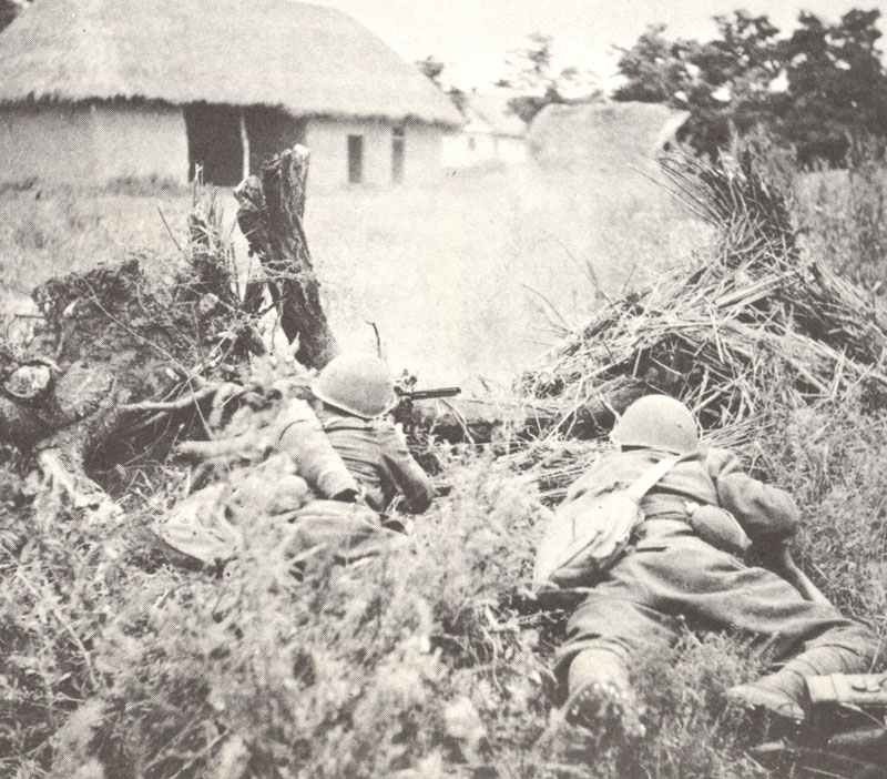 Italian soldiers with a medium machine-gun