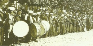 Turkish soldiers stand ready