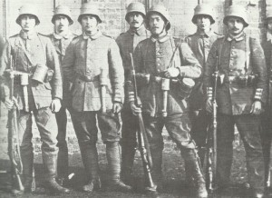 A group belonging to one of the German Guard Grenadier Regiments 