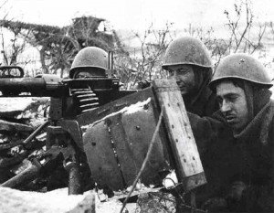 Italian crew of an 8mm M1935 Fiat Revelli machine gun 
