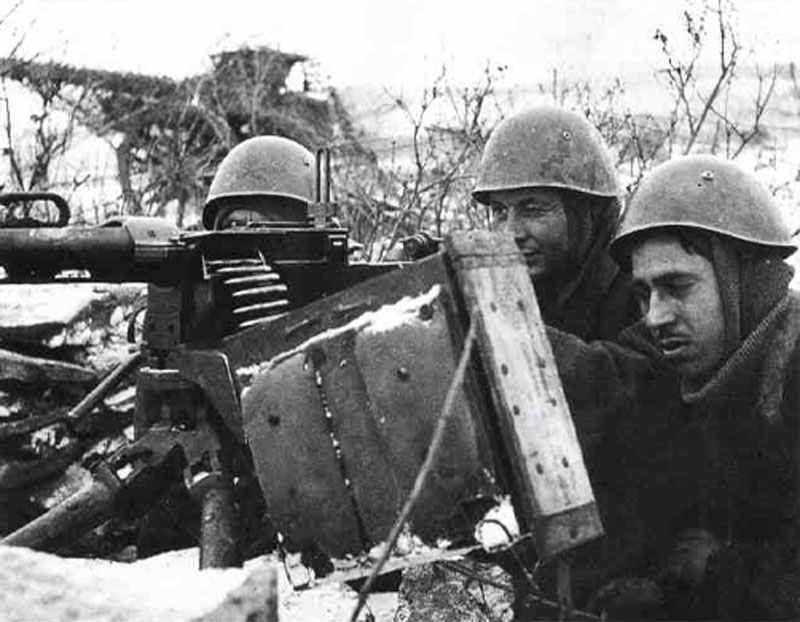 Italian crew of an 8mm M1935 Fiat Revelli machine gun