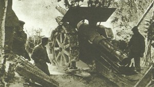 German artillerymen operating a eight-inch (21-cm) howitzer