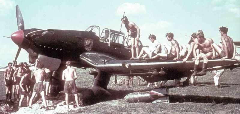 ground crew of a Stuka dive-bomber