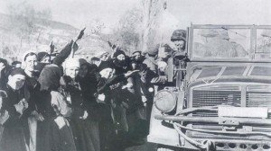 Greeks greeting German troops