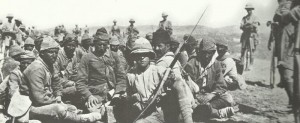 British soldiers stand guard over Turkish PoWs 