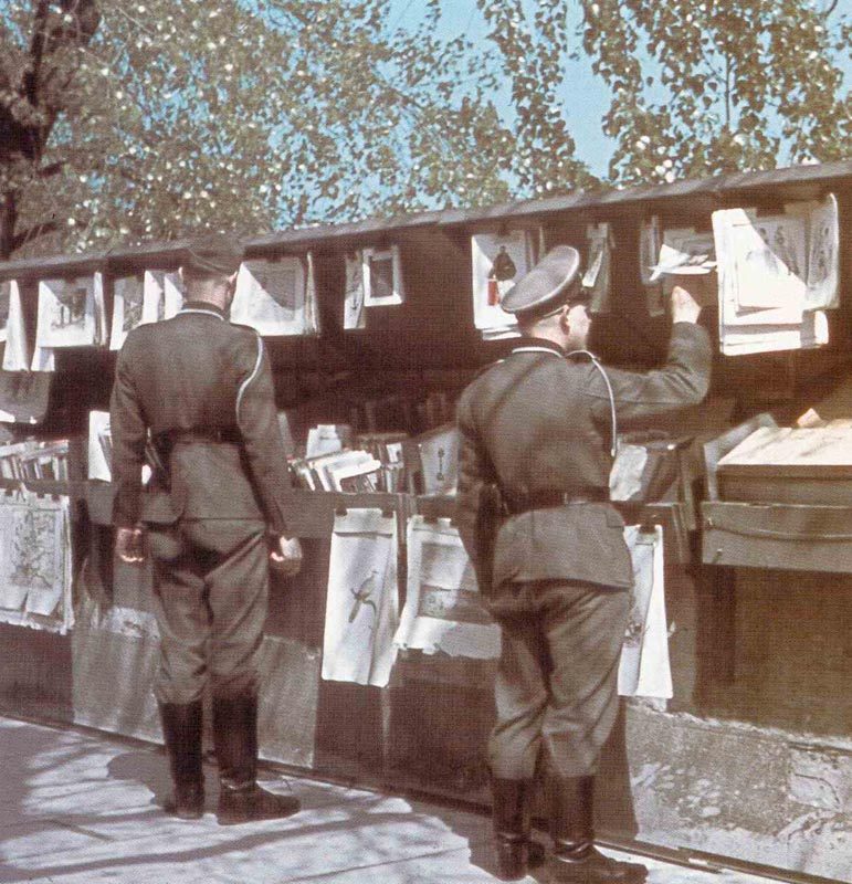 art market on the left bank of the Seine