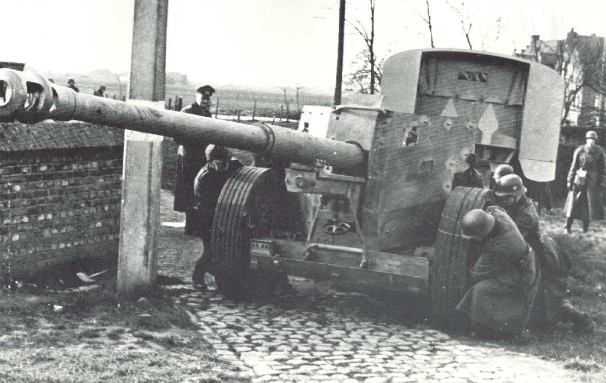 moving 88mm Pak 43/41 by crew