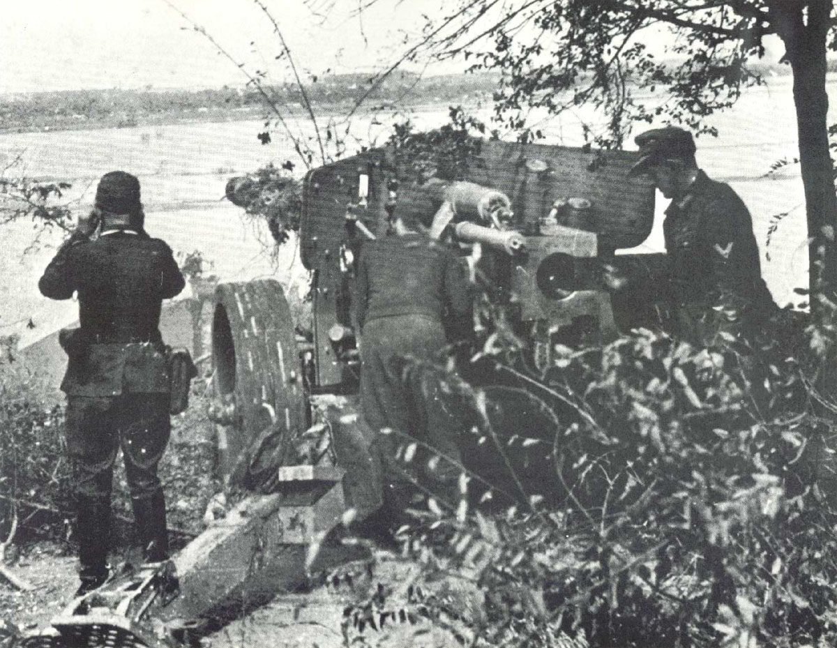88mm Pak 43 behind Rhine