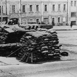 Barricades are prepared in streets of Moscow.