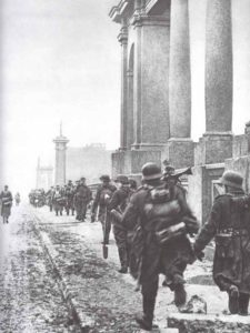 German troops enter Kharkov. 