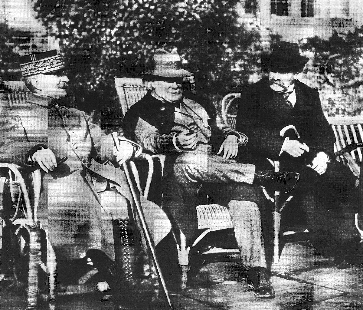 Lloyd George (center) with Marshal Foch and Aristide Briand