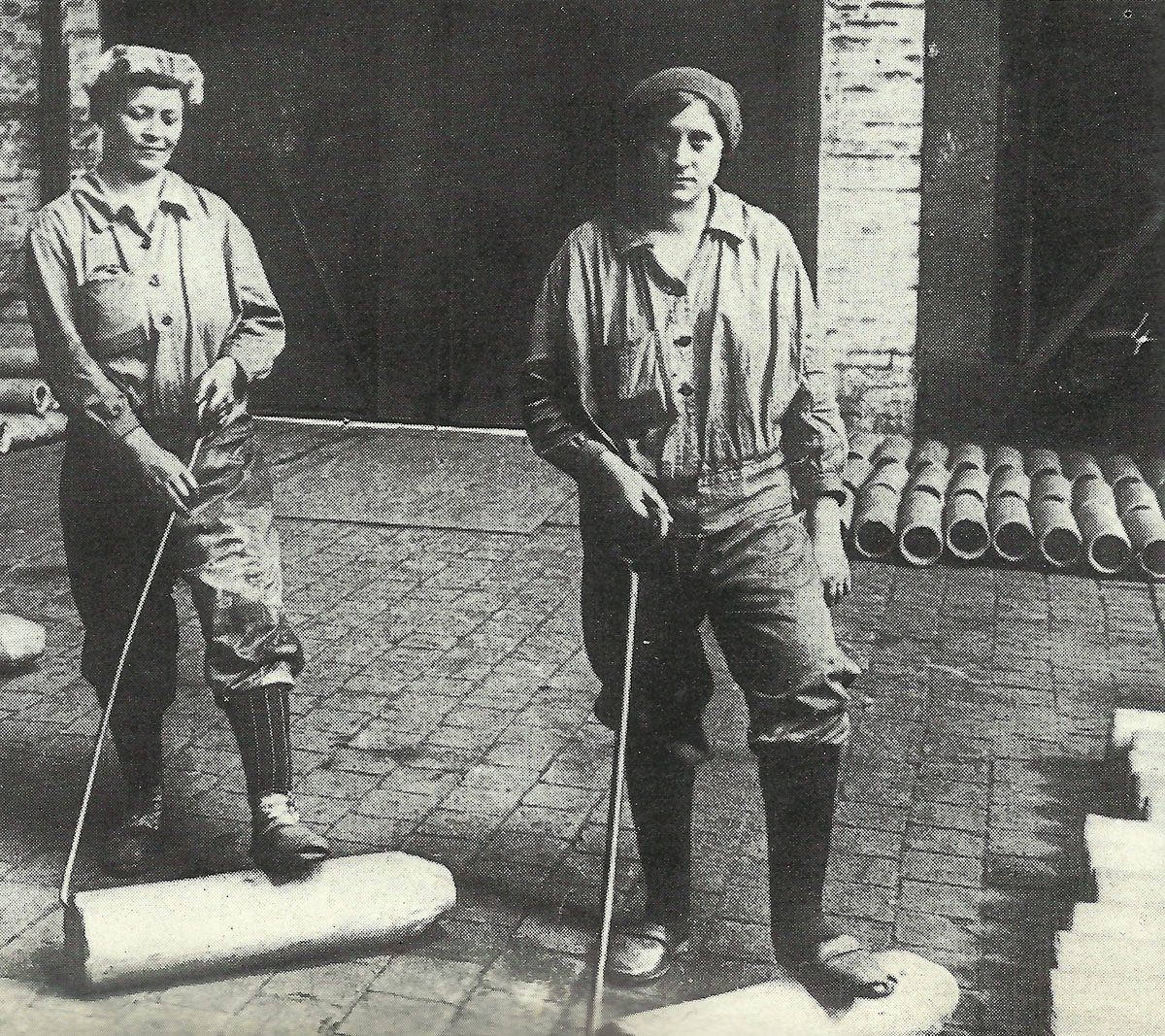 Women transport blanks for 15 cm shells