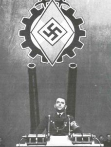 Albert Speer is speaking to workers.