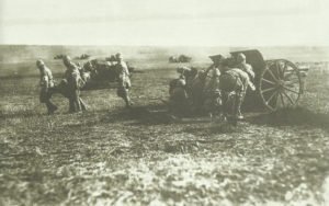 urkish artillery battery fires on British troops 