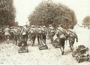 Russian PoWs move with their machine guns