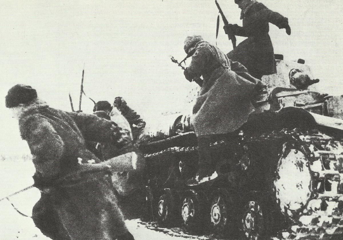 Russian soldiers jump into action ifrom a KV tank