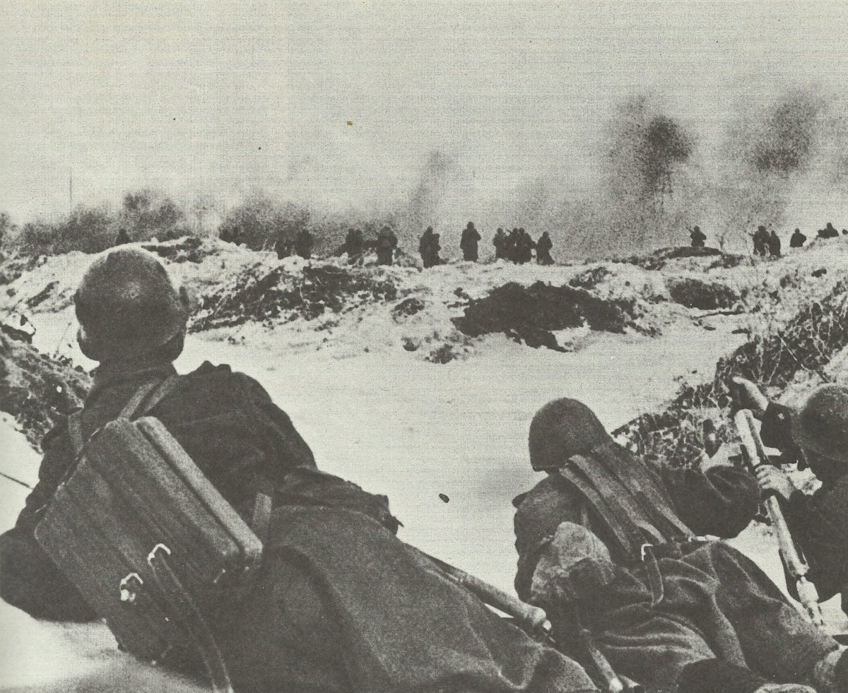 mortar squad supports Soviet infantry