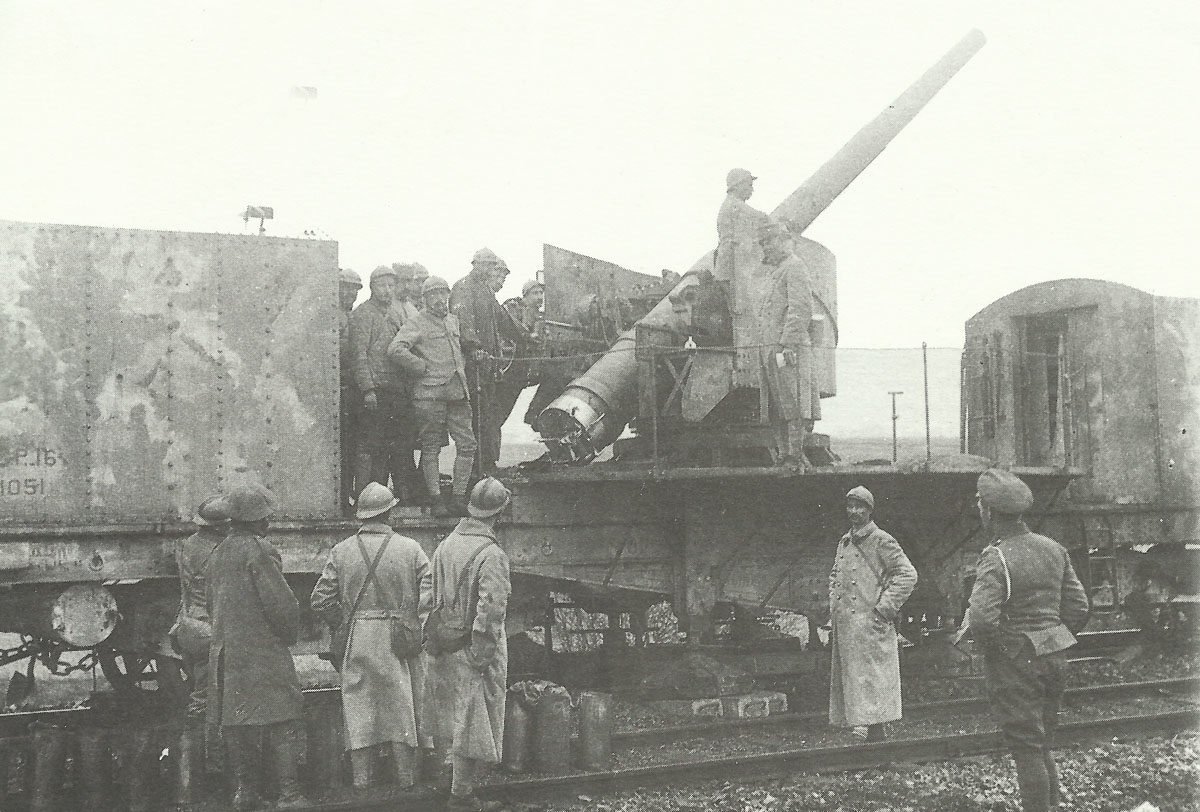 train-mounted naval gun