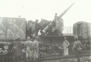  train-mounted naval gun 