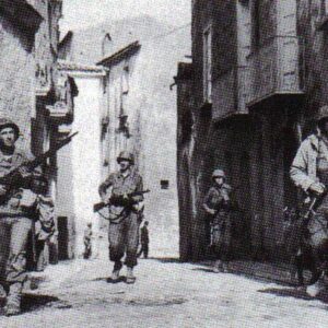 US soldiers enter an Italian town