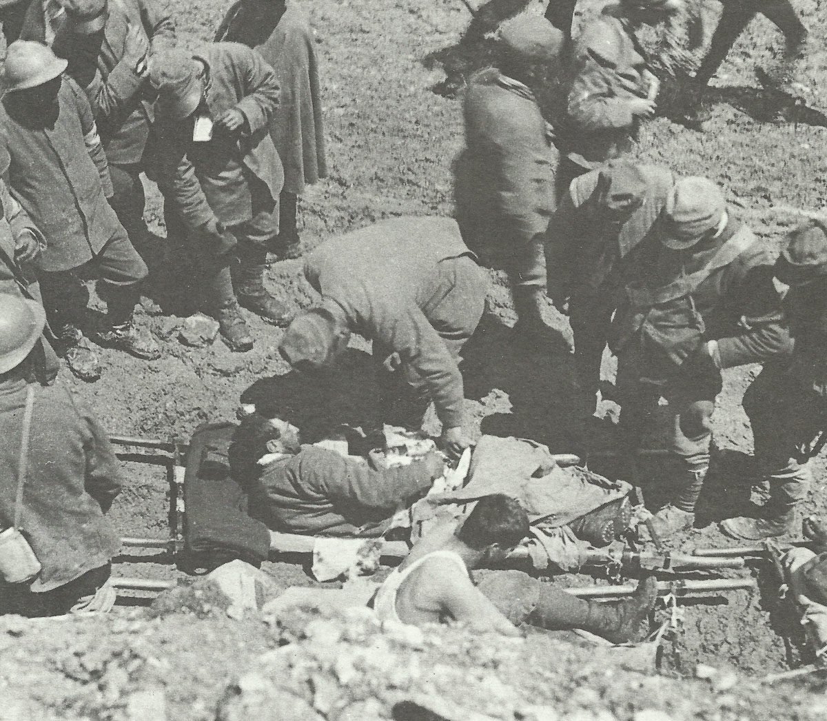 Wounded Italians receive front-line medical aid