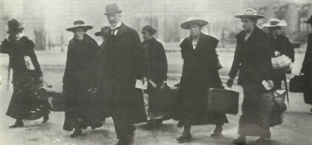 valet's and maidservants leaving the Berliner Schloss