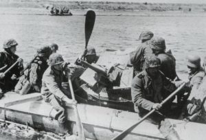 Soldiers from 'Reich' cross the Dnjepr 