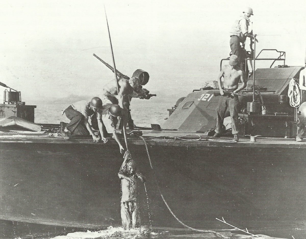 Carbine M1 on a US motorboat