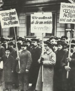 Demonstration vs peace treaty Versailles