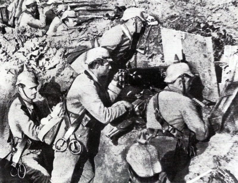  crew of an MG08 machine gun in the trenches in 1914